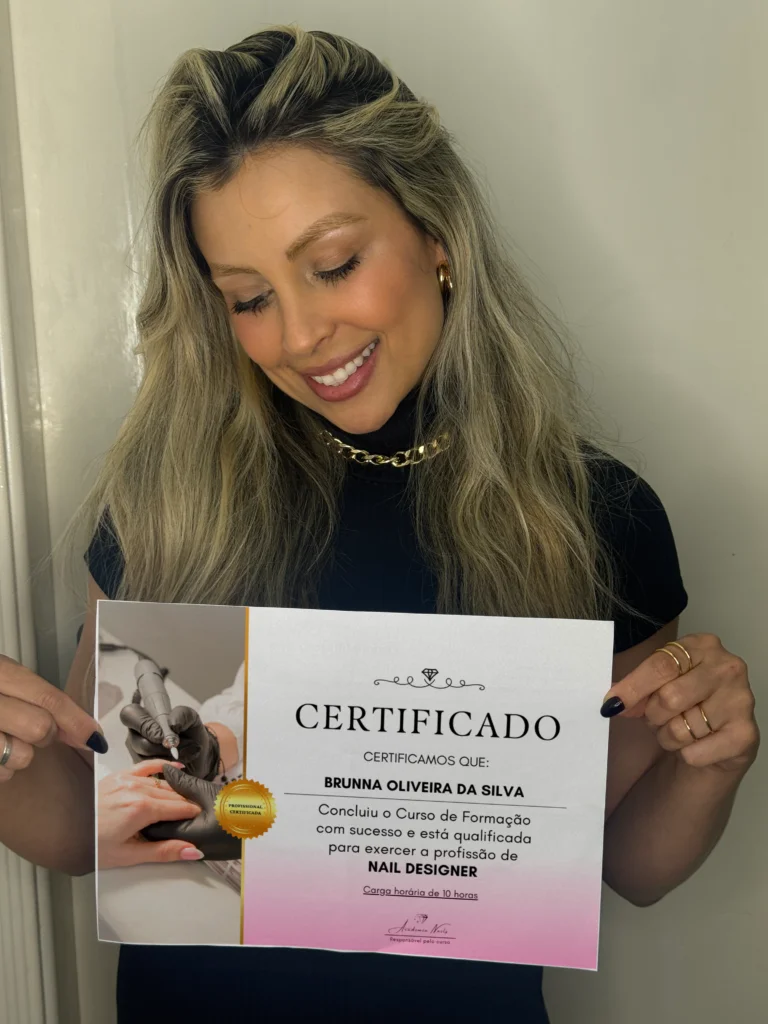 Aluna Brunna com certificado
