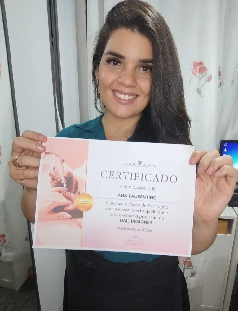 Aluna Ana com certificado